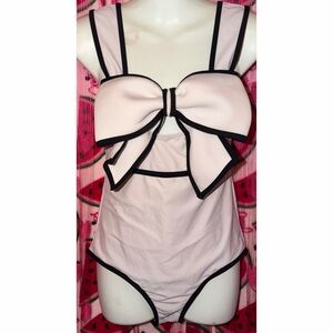 🤍🖤 Elegant One-Piece Swimsuit with Bow